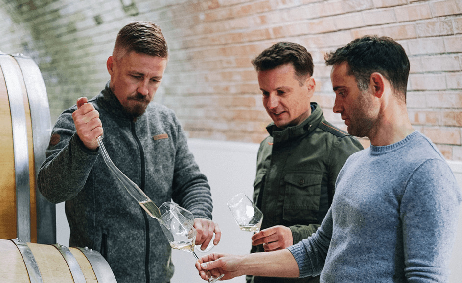 Gerald, Bernd, Matthias im Weinkeller beim Verkosten