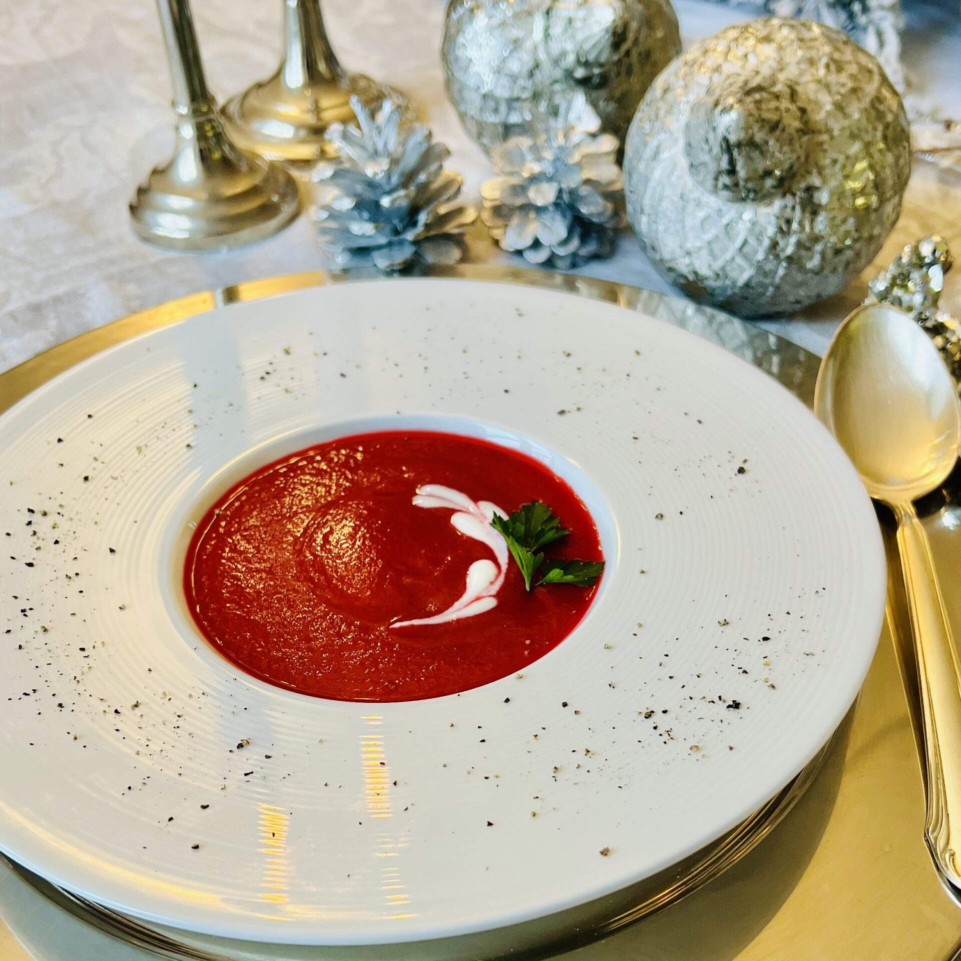 Rote Rüben Suppe mit Weihnachtsdekoration